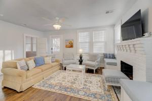 uma sala de estar com um sofá e uma lareira em Peaceful 3BR in DT Columbia em Columbia