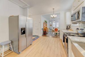 uma grande cozinha com um frigorífico de aço inoxidável em Peaceful 3BR in DT Columbia em Columbia