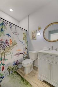 Un baño con inodoro y cortina de ducha. en Green House at Township- Unit A, en Columbia
