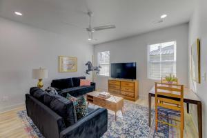 una sala de estar con un sofá y una mesa en Green House at Township- Unit A, en Columbia