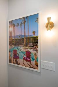 Una imagen de dos sillas y una piscina en una pared. en Green House at Township- Unit A, en Columbia
