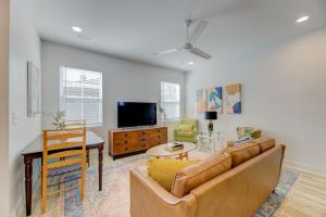 Una sala de estar con un sofá, una mesa y un televisor. en Green House at Township -Unit B, en Columbia