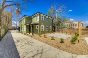una casa verde en una calle con una valla en Green House at Township -Unit B, en Columbia