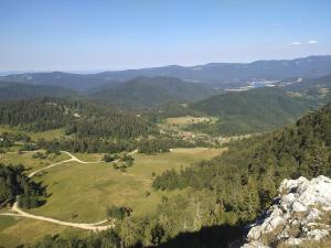 una vista aérea de un valle con montañas y árboles en Vikendica Studenac, en Bajina Bašta
