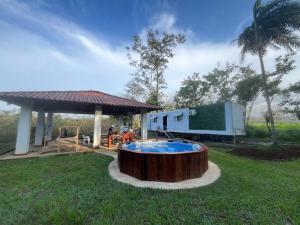 a hot tub in a yard next to a building at Trailer House in Vara Blanca