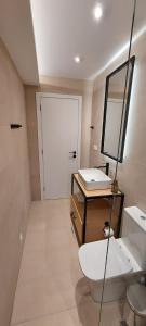 La salle de bains est pourvue de toilettes, d'un lavabo et d'un miroir. dans l'établissement Casa Sofia, à Dassia