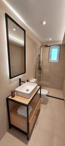 La salle de bains est pourvue d'un lavabo, de toilettes et d'un miroir. dans l'établissement Casa Sofia, à Dassia