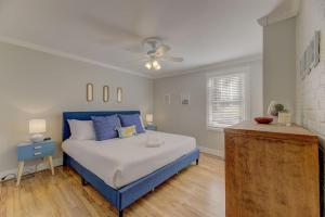 Llit o llits en una habitació de The Forest Lake Partridge Home