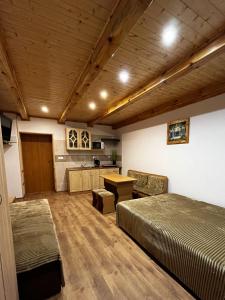 duży pokój z 2 łóżkami i kuchnią w obiekcie Agroturystyka Nielisz Zamość - Kwatery przy Skansenie w mieście Nielisz