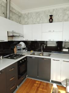 Kuchyň nebo kuchyňský kout v ubytování City View 2 by Shareef Travel