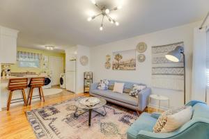 a living room with a couch and a table at Stylish and Cozy Apartment in Columbia