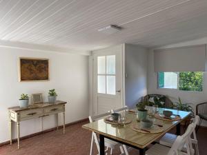 uma sala de jantar com uma mesa e cadeiras e uma janela em Las Marias house em Mendoza