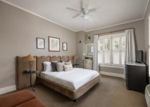 um quarto com uma cama e uma ventoinha de tecto em De La Vina Inn em Santa Bárbara