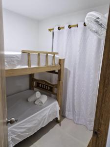 um beliche num quarto com uma cortina de chuveiro em Acogedor apartamento en Santa Marta em Santa Marta