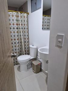 uma casa de banho com um WC e um lavatório em Acogedor apartamento en Santa Marta em Santa Marta