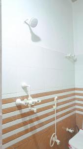 uma casa de banho com um chuveiro e um WC. em Keshav Narayan Home Stay em Mathura