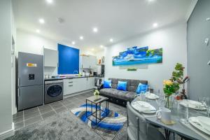 een woonkamer en een keuken met een bank en een tafel bij *RA31S* For most relaxed & Cosy Stay/Parking/WiFi in Morley