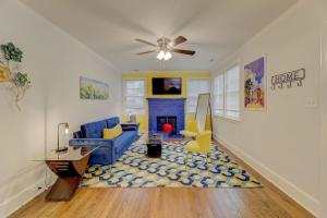 een woonkamer met een blauwe bank en gele stoelen bij Charming Earlewood Cottage in Columbia