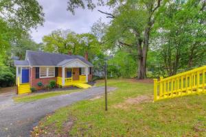 een geel huis met een geel hek ervoor bij Charming Earlewood Cottage in Columbia