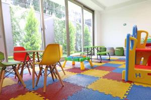 - une salle de jeux avec des chaises, des tables et une table dans l'établissement Lovely 3-bedroom rental unit with free parking, à Guatemala