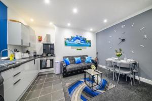 een keuken en een woonkamer met een bank en een tafel bij *RA31S* For most relaxed & Cosy Stay/Parking/WiFi in Morley