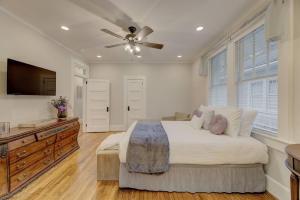 een slaapkamer met een bed en een plafondventilator bij NoWorries at Melrose Heights in Columbia