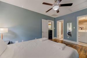 - une chambre bleue avec un lit et un ventilateur de plafond dans l'établissement Relaxing Cozy Apt. in Cola, à Columbia