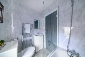 een badkamer met een douche, een toilet en een wastafel bij *RA31S* For most relaxed & Cosy Stay/Parking/WiFi in Morley