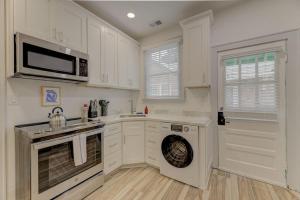 a kitchen with a washing machine and a washer at The Bruce Apartment in Columbia