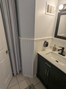 W łazience znajduje się umywalka i lustro. w obiekcie Stewart Acres w mieście Arnold