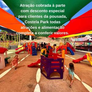 grupa dzieci bawiących się na placu zabaw w obiekcie RIACHI POUSADA w mieście Atibaia
