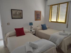 pokój z 3 łóżkami i oknem w obiekcie Valdelagrana Marinero w mieście El Puerto de Santa María +15 zdjęć