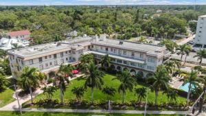 圣彼得堡Crystal Bay Historic Hotel的棕榈树环绕的建筑的鸟瞰图