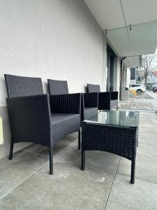 a group of chairs and a glass table at Apartament Holiday Mini Gold in Rewal