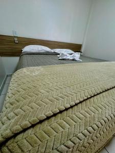 2 Einzelbetten in einem Schlafzimmer mit einer Matratze in der Unterkunft PORTAL PARQUE HOTEL in Francisco Beltrão