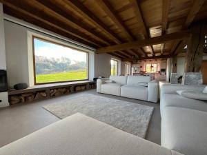 ein Wohnzimmer mit weißen Sofas und einem großen Fenster in der Unterkunft Caserío Bizkar in Aia