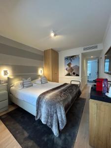 ein Schlafzimmer mit einem großen Bett mit einer Decke darauf in der Unterkunft Marie Siska Boutique hotel in Knokke-Heist