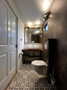 La salle de bains est pourvue de toilettes et d'un lavabo. dans l'établissement Albertine Agnes, à Franeker