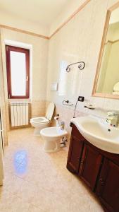 a bathroom with a toilet and a sink at Graziosa Camera privata vista mare in centro in Peschici