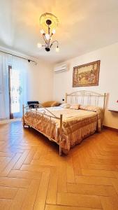 a bedroom with a bed and a chandelier at Graziosa Camera privata vista mare in centro in Peschici