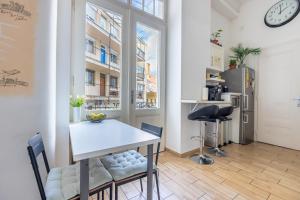 una cucina e una sala da pranzo con tavolo e sedie di Gellerico Rooms at Deák Square a Budapest