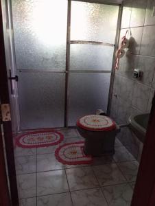 een badkamer met een douche, een toilet en een wastafel bij Casa Central in Alto Paraíso de Goiás