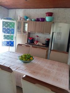 een keuken met een tafel en een fruitschaal bij Casa Central in Alto Paraíso de Goiás
