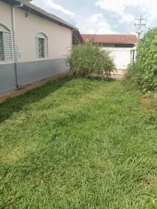 een tuin met groen gras naast een huis bij Casa Central in Alto Paraíso de Goiás