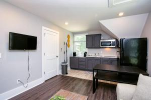 a living room with a table and a kitchen at Garage Apt Historic Elmwood in Columbia