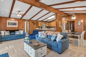 una sala de estar con sofás azules y una mesa. en Lake Stay on Bedford Way, en Lake Murray Shores