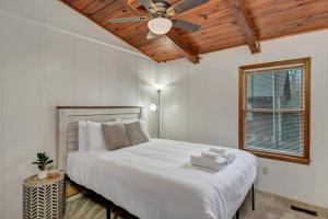 1 dormitorio con 1 cama blanca y ventilador de techo en Lake Stay on Bedford Way, en Lake Murray Shores