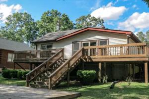 Casa con terraza grande y casa en Lake Stay on Bedford Way, en Lake Murray Shores