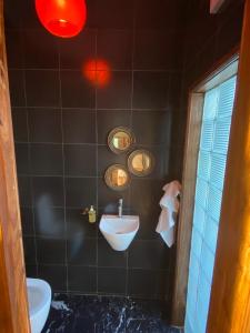 a bathroom with a sink and a toilet at Shamwari’s Guest in Chimoio