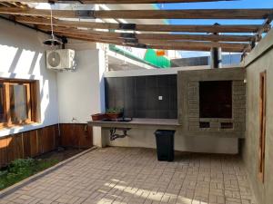 patio ze stołem i kominkiem w obiekcie Shamwari’s Guest w Chimoio